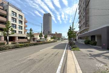 敷地東側の前面道路（北側から）