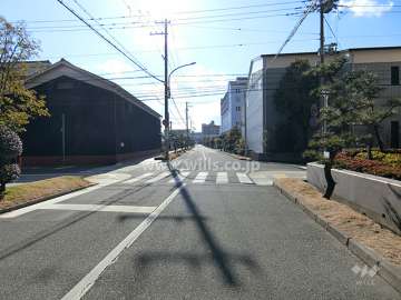 敷地の前面道路はゆったりしており、有名な酒蔵が並ぶ歴史を感じる街並です。