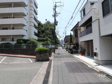 敷地の西側前面道路（北側から）