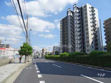 敷地北側の前面道路（西側から）国道2号線です。