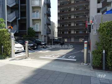 駐車場出入り口（ロボットゲート付き）