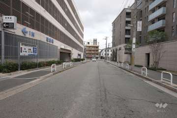 敷地北側の前面道路（西側から）