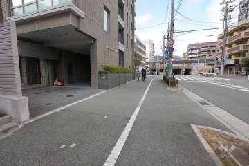 敷地東側の前面道路（南側から）
