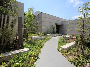 植栽スペースに囲まれたエントランスアプローチ