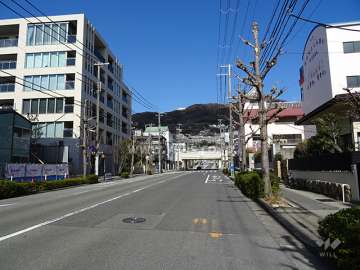 敷地東側の前面道路。十二間道路です。
