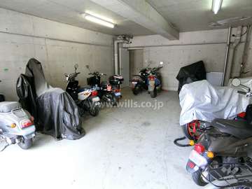 屋内に設けられたバイク置場