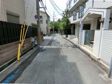 敷地南側の前面道路