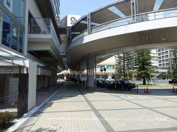 東側前面道路（南側から）