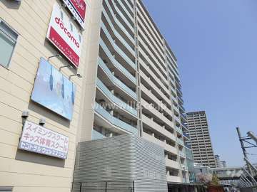 ローレルコート・クレヴィア尼崎駅前の外観（南西側から）