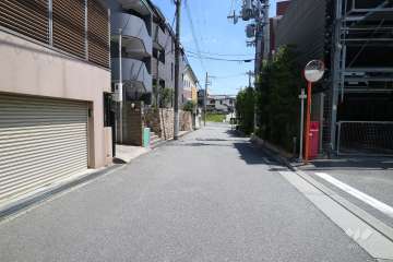 敷地東側の前面道路（北側から）