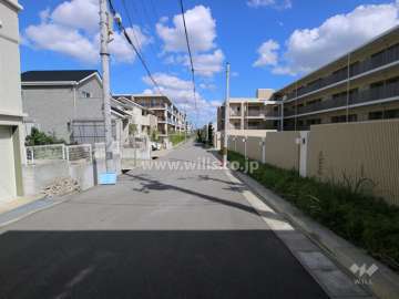 敷地北西側の前面道路（南西側から）