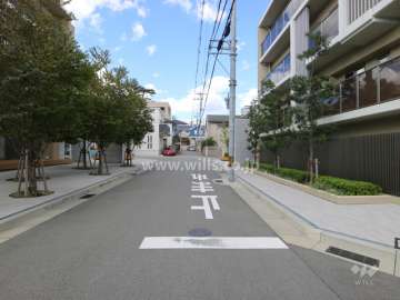 敷地北東側の前面道路（南東側から）