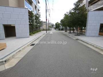 敷地北東側の前面道路（北西側から）