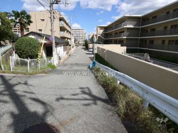 敷地北西側の前面道路（南西側から）