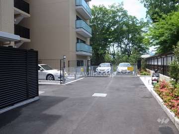 敷地内駐車場（屋外機械式）とバイク置場