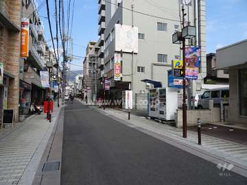 敷地西側の前面道路。通称「御影坂」沿いです。
