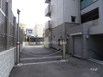 駐車場出入り口（ロボットゲート付き）