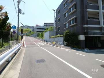 物件の北側前面道路(西側から)
