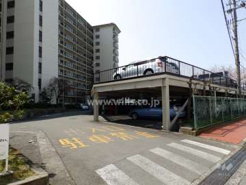 敷地内駐車場入口※自走式立体駐車場と平面式駐車場です。