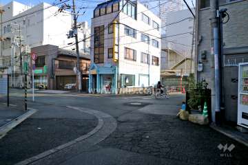 北側前面道路（西側から）