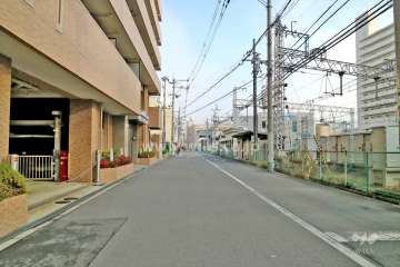 南東側前面道路（南西側から）