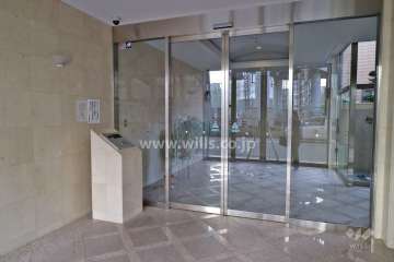 エントランスはオートロック付きです。