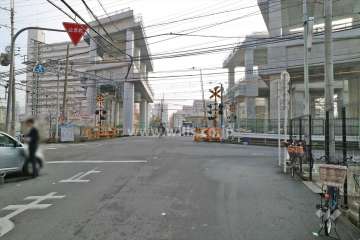 南側前面道路（西側から）