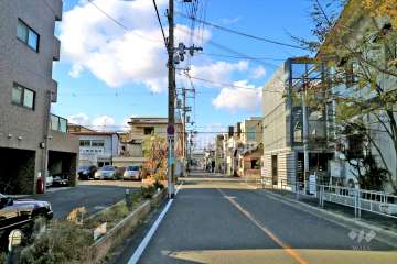敷地北東側の前面道路（南東側から）