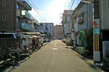 敷地北西側の前面道路(南西側から）