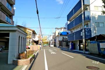 敷地南東側の前面道路（南西側から）