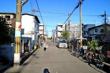敷地北西側の前面道路（北東側から）2