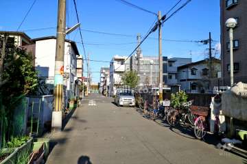 敷地北西側の前面道路（北東側から）