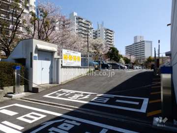 敷地内駐車場入口※出入口はロボットゲート付き