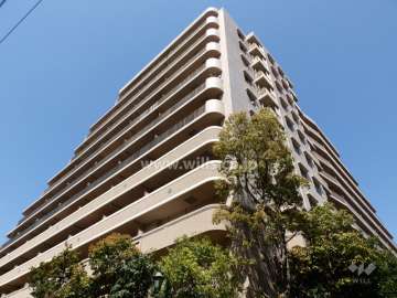 外壁は落ち着いた茶系のタイル張りです。