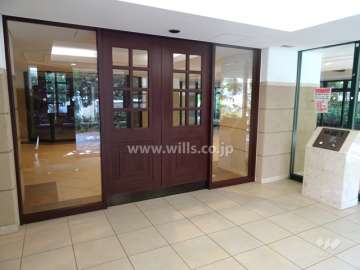 エントランスはオートロック付です。