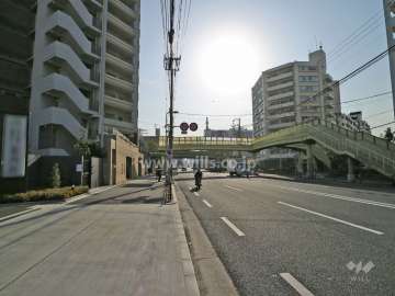 敷地西側の前面道路
