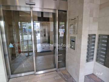 エントランスはオートロック付きです。