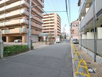 敷地東側の前面道路