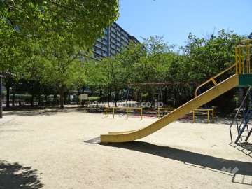 敷地に隣接する「こすも公園」
