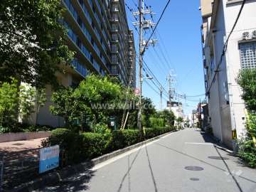 敷地南東側の前面道路（南西側から）