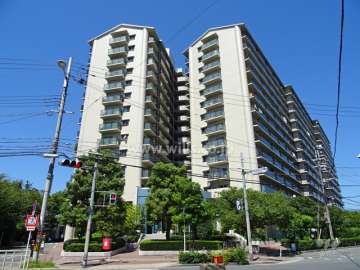 コスモシティ森林公園弐番館・参番館の外観（南側から）