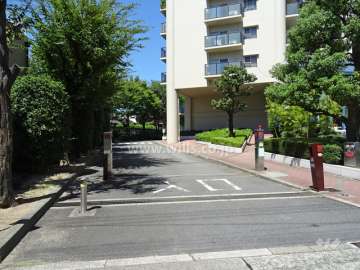 駐車場出入り口（ロボットゲート付き）