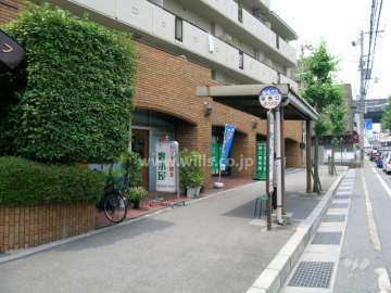 エントランスの目の前にバス停があります