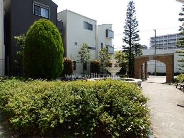 エントランスアプローチには噴水や植栽があります。