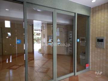 エントランスはオートロック付きです。