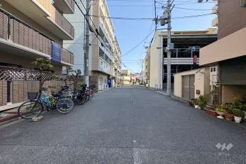 敷地南側の前面道路（西側から）