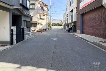 敷地北側の前面道路（西側から）