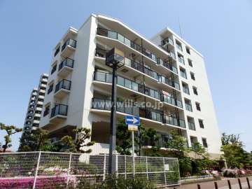 コスモザパークスイースト１の外観（西側から）