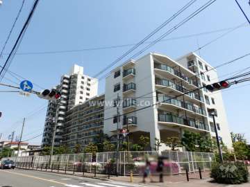 コスモザパークスイースト１の外観（北西側から）