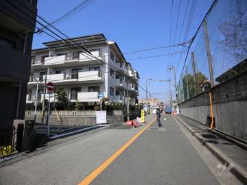 敷地東側の前面道路。道路を挟んで『桜塚高校』があります。